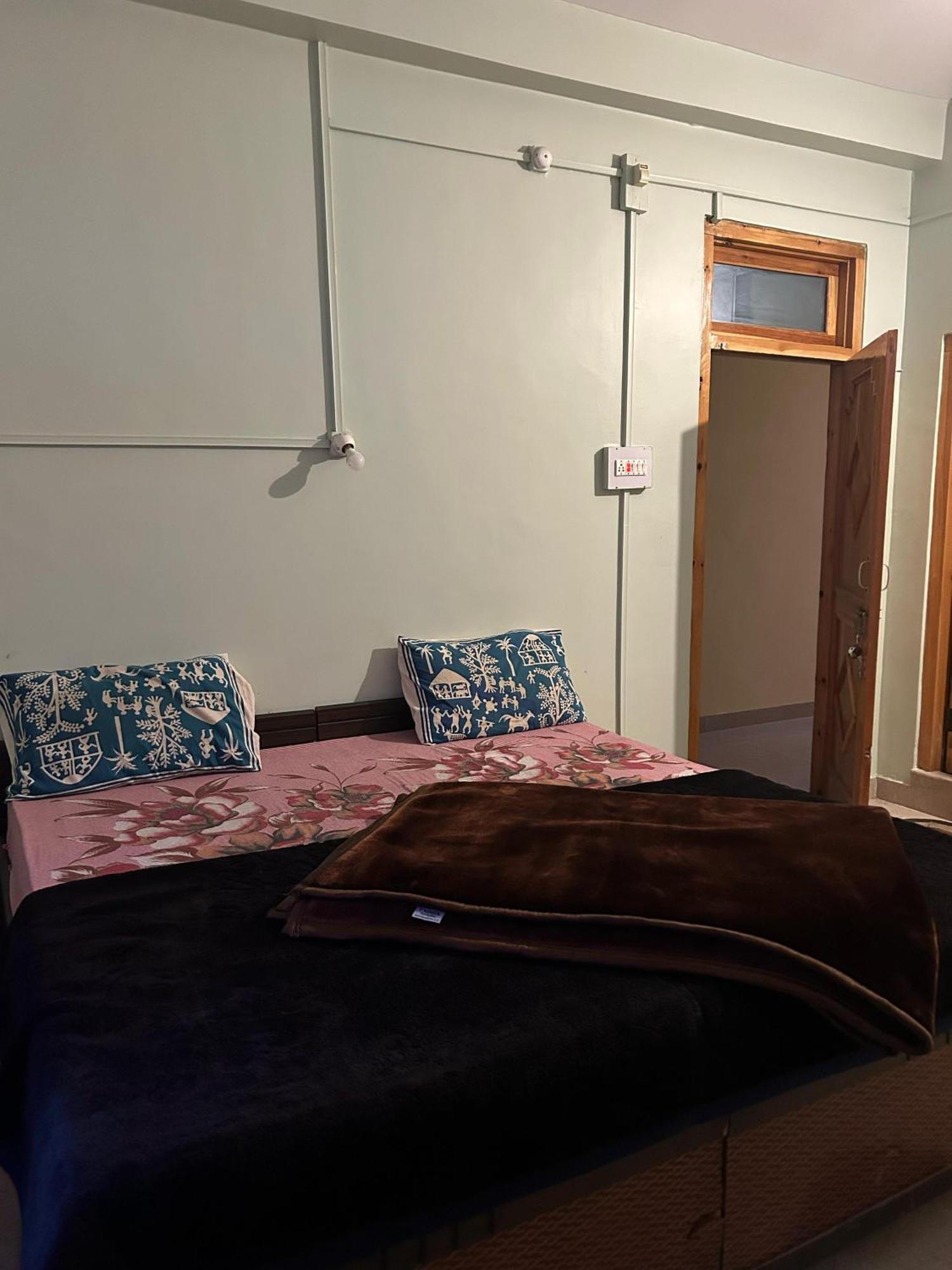 New Brahma Cafe Guest House Kalgha Kültér fotó