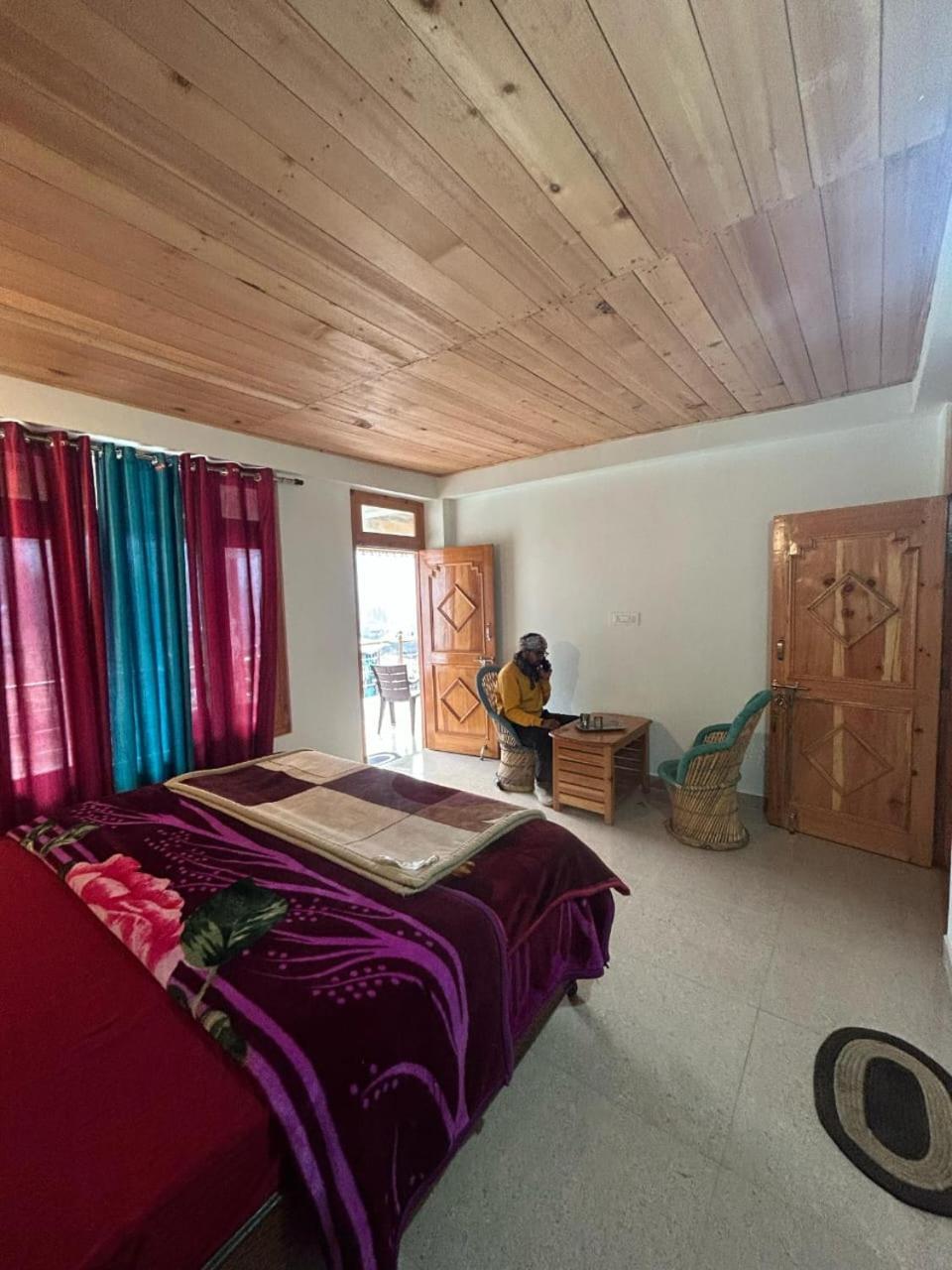 New Brahma Cafe Guest House Kalgha Szoba fotó